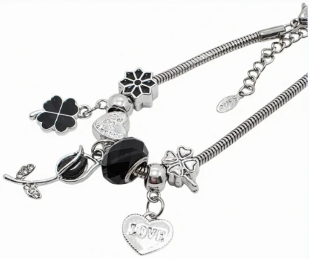 Pulsera de acero quirurgico con dije fantasia negro 18cm + 4cm